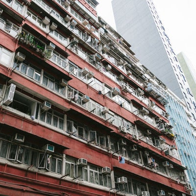 香港の団地マンションと都会のビルの写真