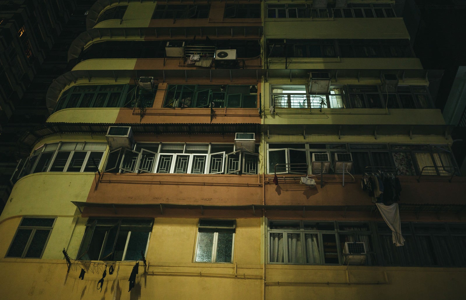 「香港の集合住宅（夜間）」の写真