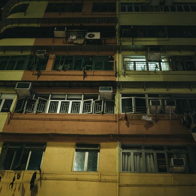 香港の集合住宅（夜間）の写真
