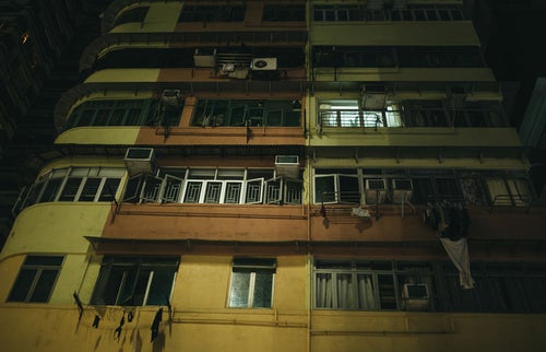 香港の集合住宅（夜間）の写真