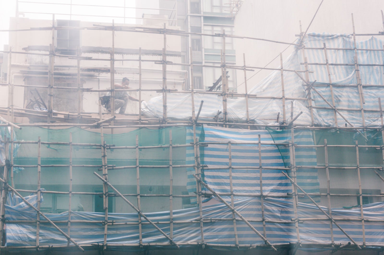 「竹で足場を作る香港の建設現場」の写真