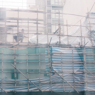 竹で足場を作る香港の建設現場の写真