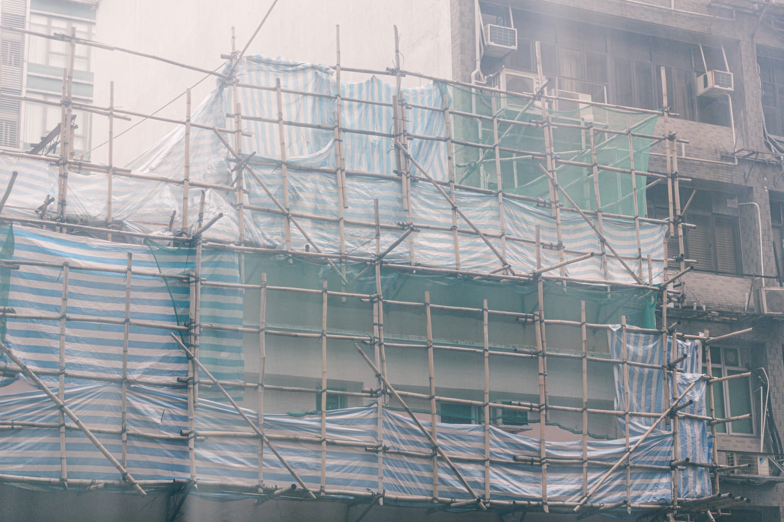「香港の建築現場で使われている竹の足場」の写真