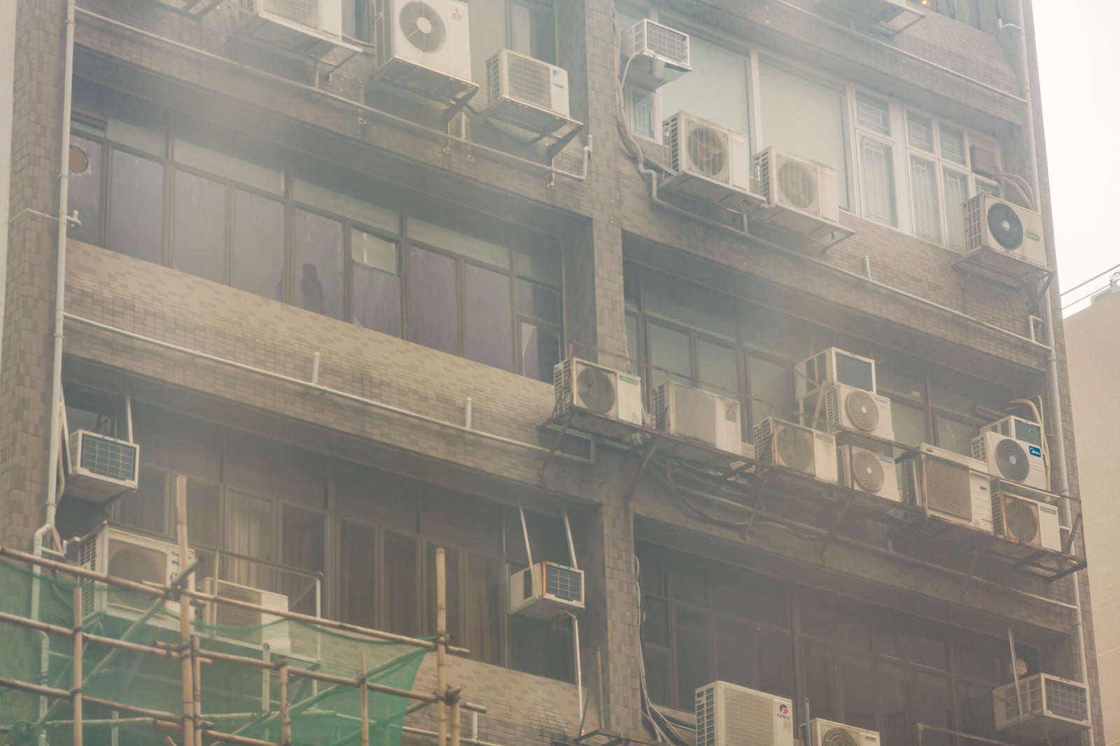 「雑居ビルの室外機（香港）」の写真