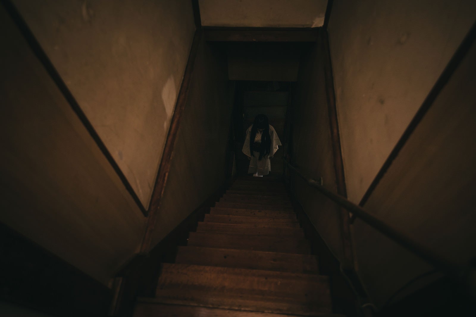 「古民家の階段下に立つ女性の姿」の写真［モデル：緋真煉］