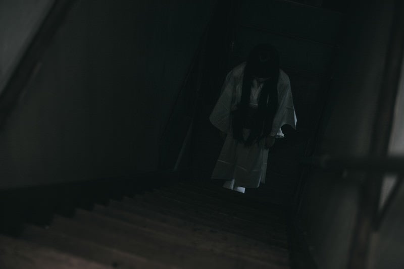 階段を降りようしたら白装束の女性の姿が・・・の写真