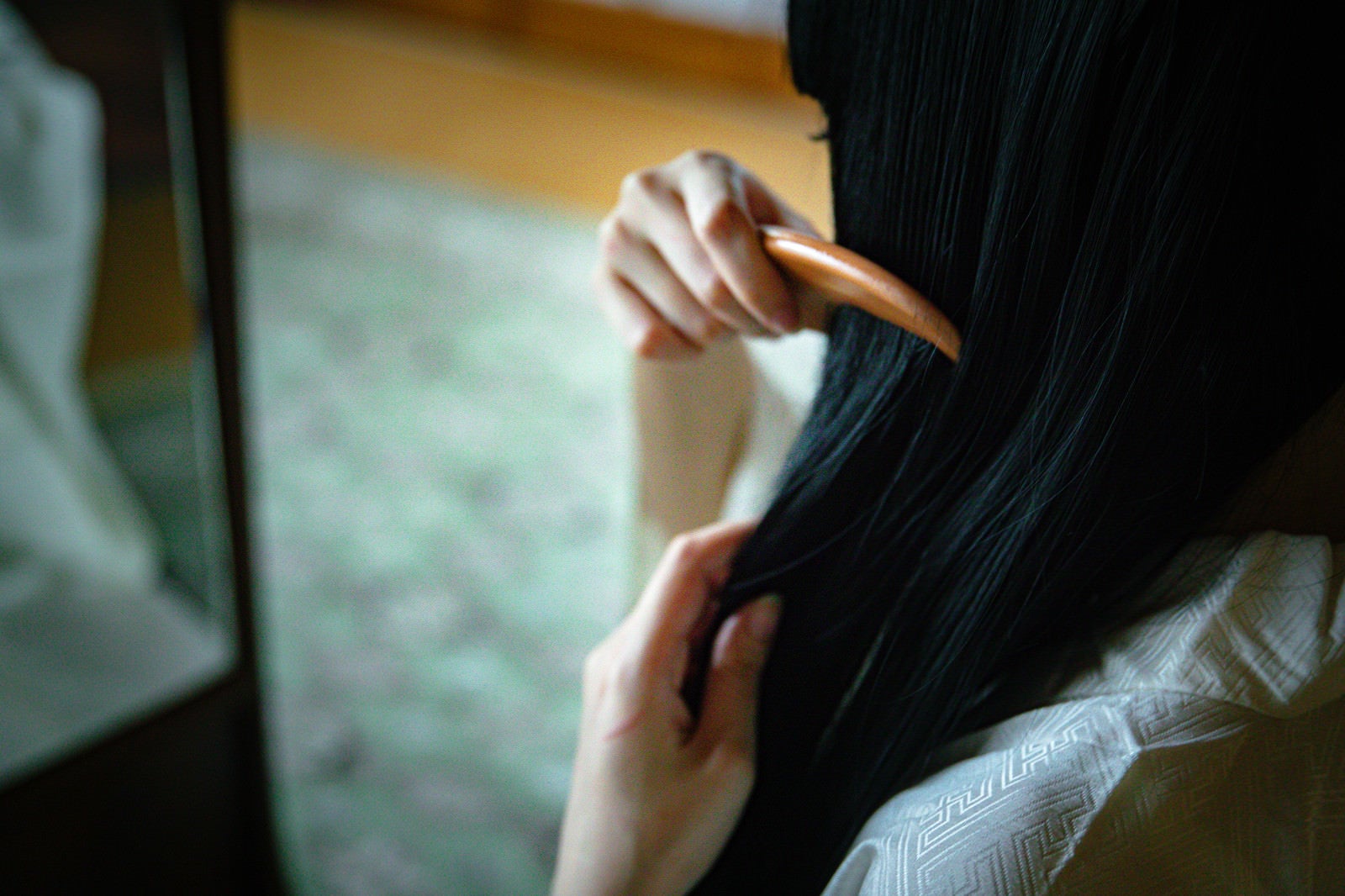 「黒髪に櫛をとおす女性」の写真［モデル：緋真煉］