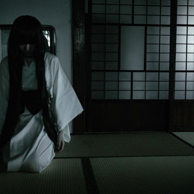 薄暗い畳のある和室と髪の長い白装束の女性の写真