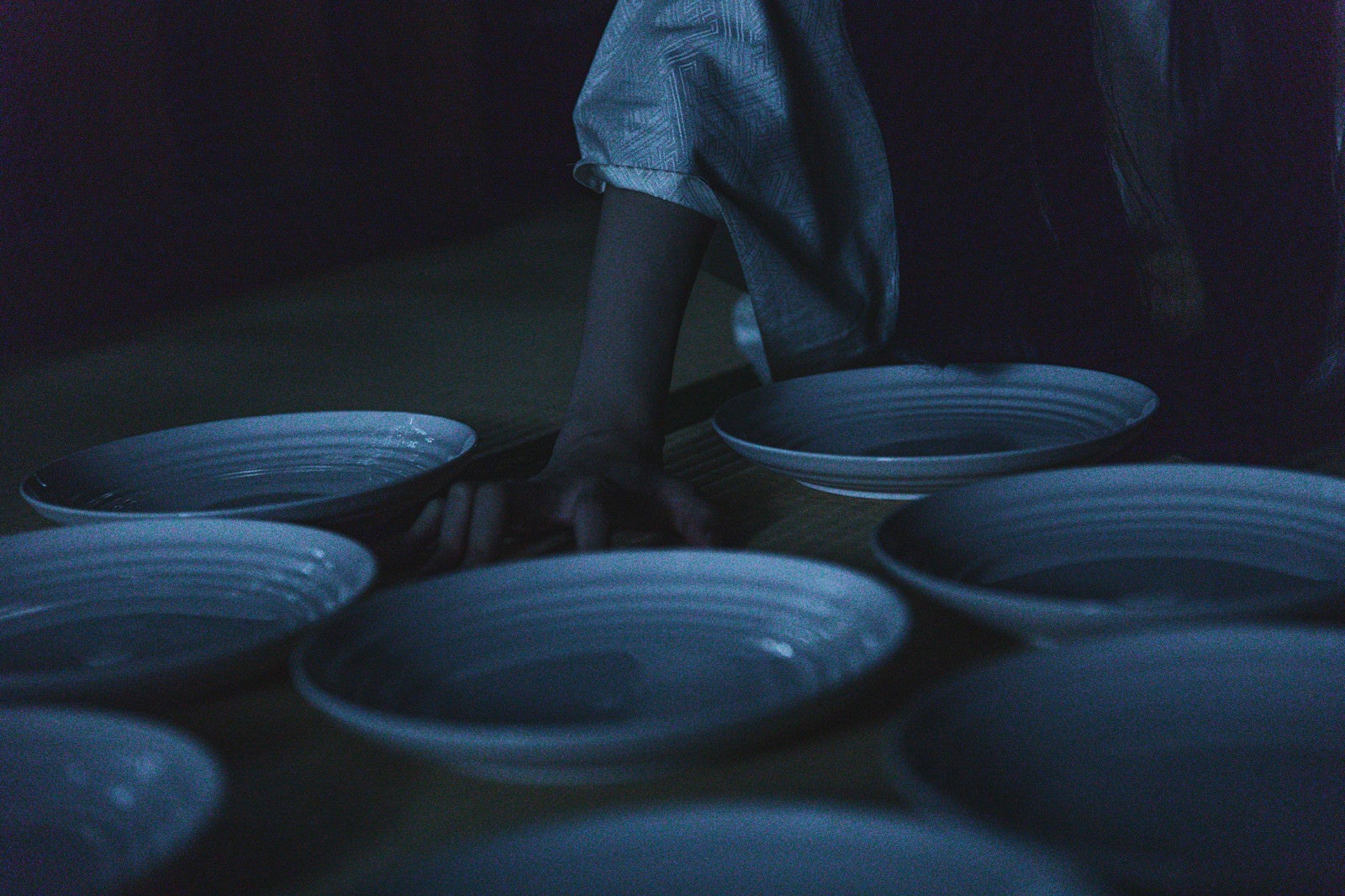 「畳の上に皿を敷き詰める」の写真［モデル：緋真煉］