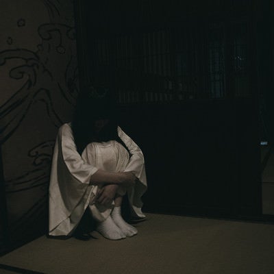 暗い部屋でひとりぼっち女子の写真