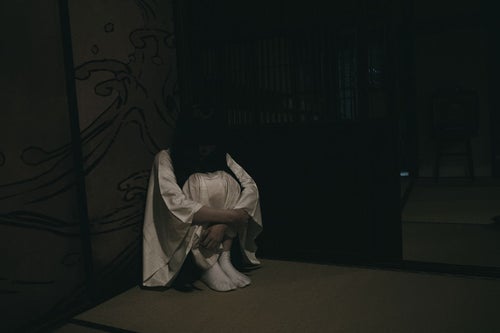 暗い部屋でひとりぼっち女子の写真