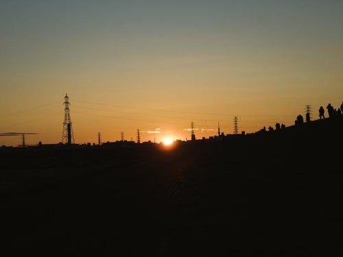 河川敷から日ノ出を眺めるの写真