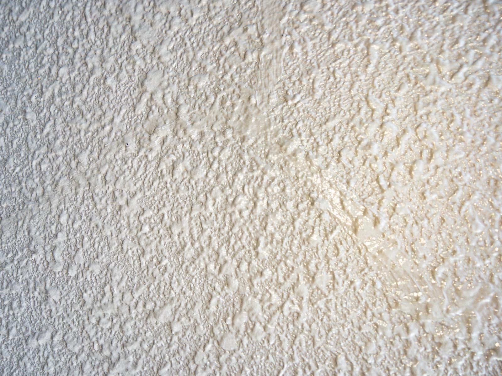 「古いマンションの白い塗料の荒い壁」の写真