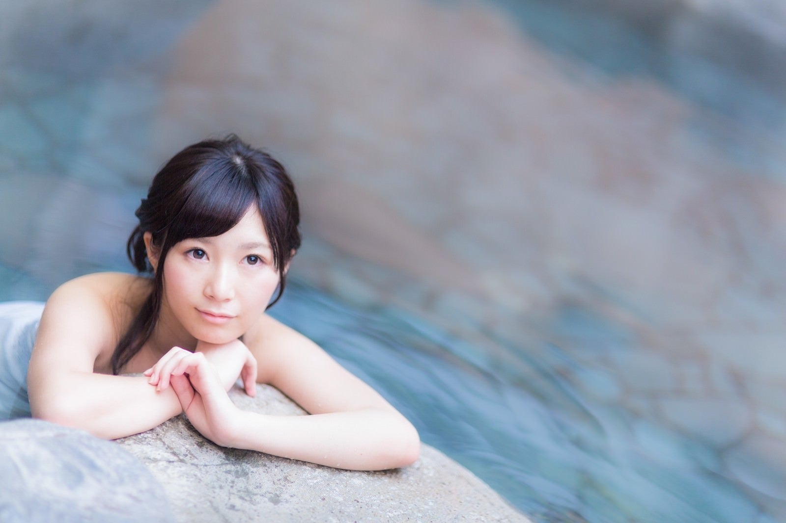 「休暇の温泉で疲れを癒やす女性」の写真［モデル：モデルリリース］
