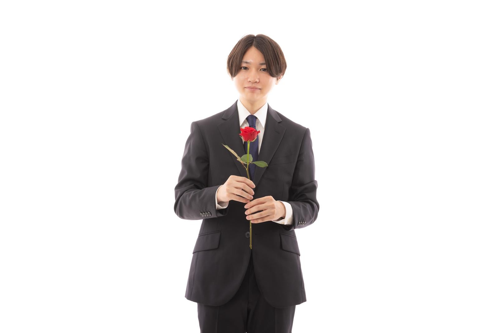 「薔薇を持って意中の人に告白タイム」の写真［モデル：SHUN］
