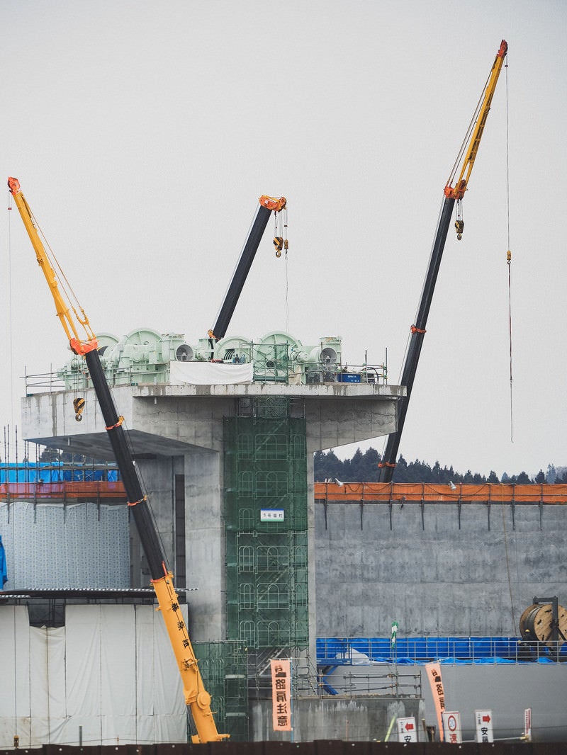 「クレーンで建設中の気仙川水門」の写真