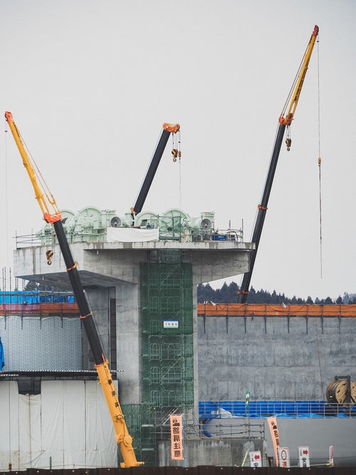 クレーンで建設中の気仙川水門の写真