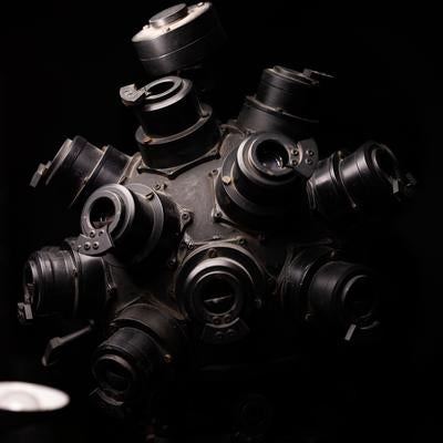 西村式試作プラネタリューム投影機の精密な構造の写真