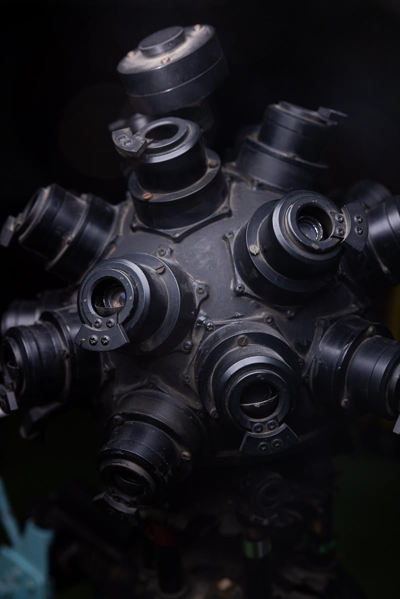 「放射状に配置される西村式試作プラネタリューム投影機」の写真
