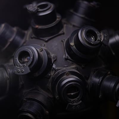 暗闇に浮かぶ西村式試作プラネタリューム投影機の写真