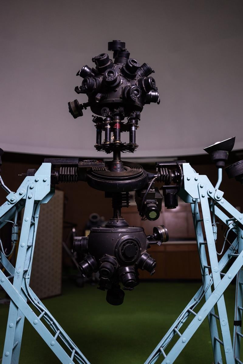 西村式試作プラネタリューム投影機の様子の写真