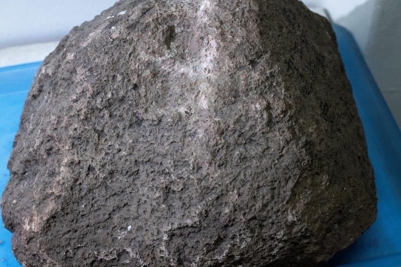 大きな灰色の岩石の標本の写真