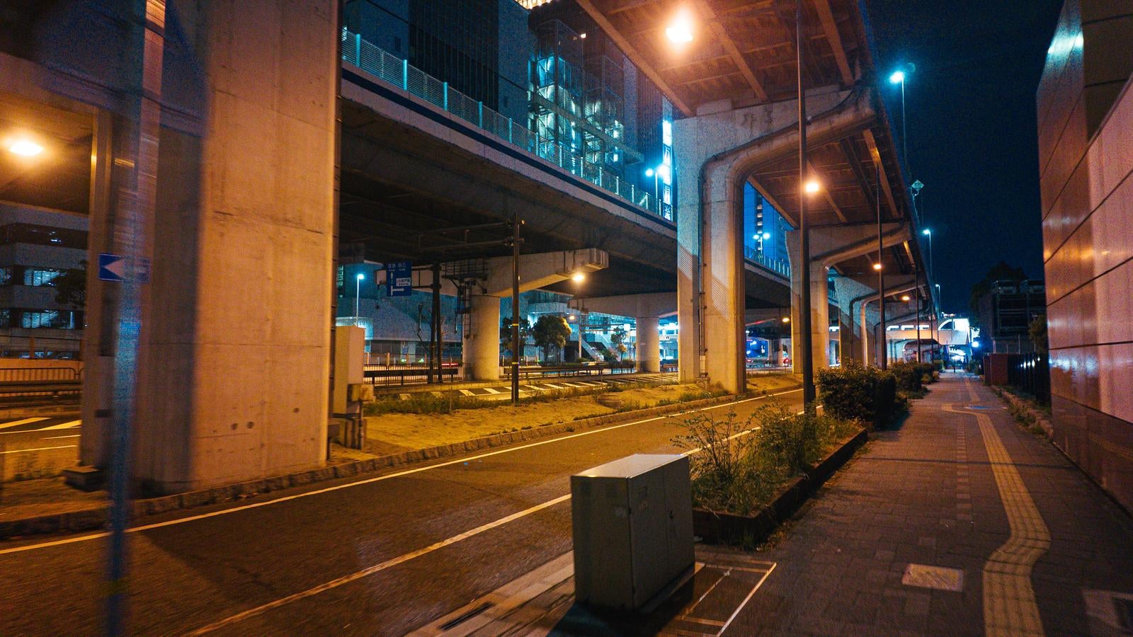 「深夜の阪神高速3号神戸線下」の写真
