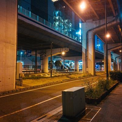 深夜の阪神高速3号神戸線下の素材