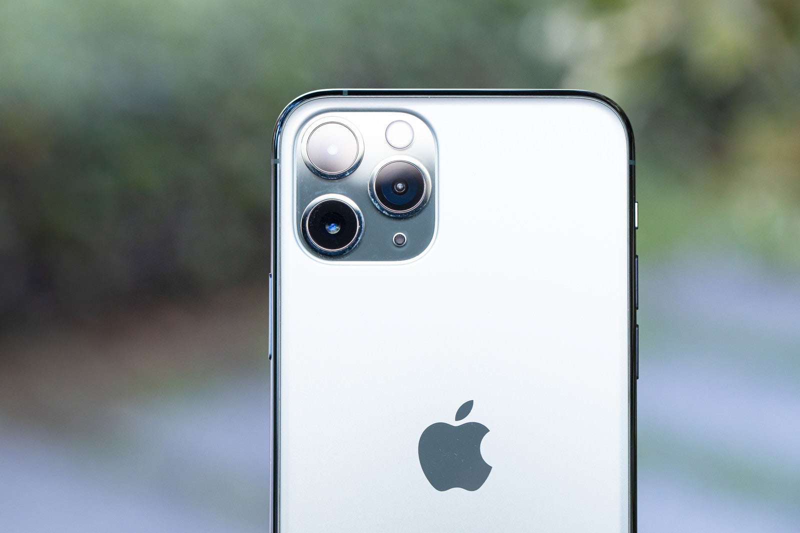 「iPhone 11 Pro の3眼カメラ」の写真