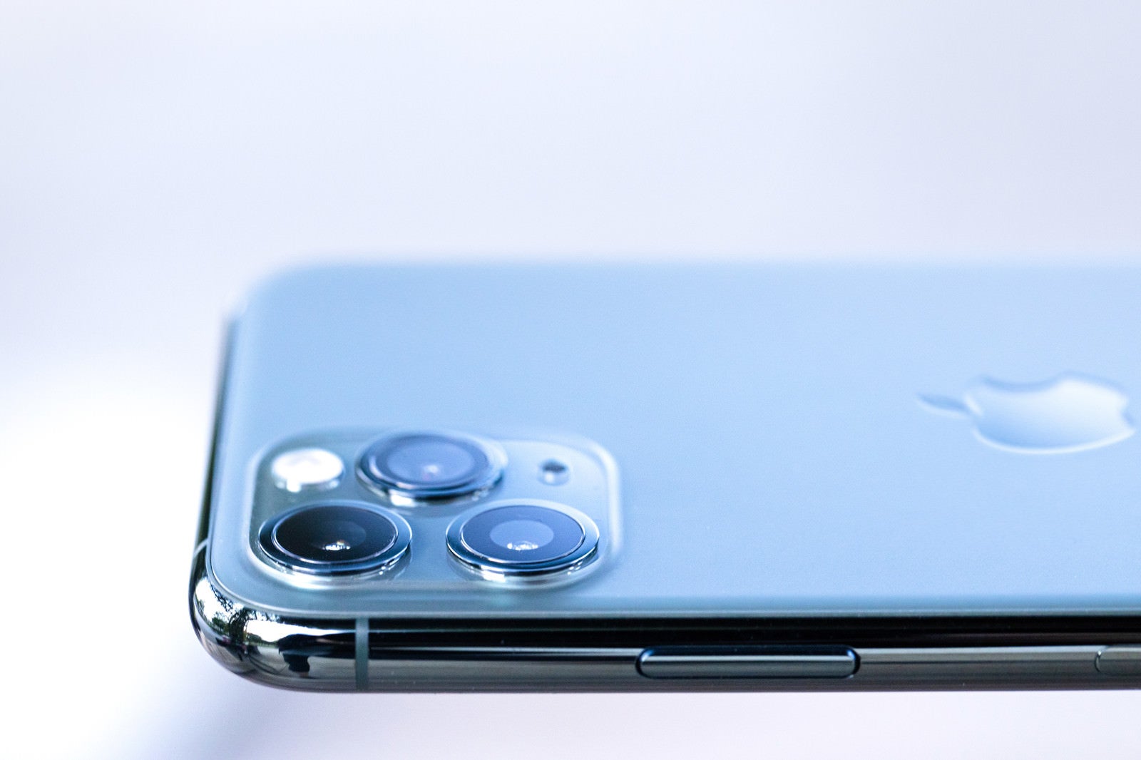 「美しい iPhone 11 Pro のトリプルカメラ」の写真