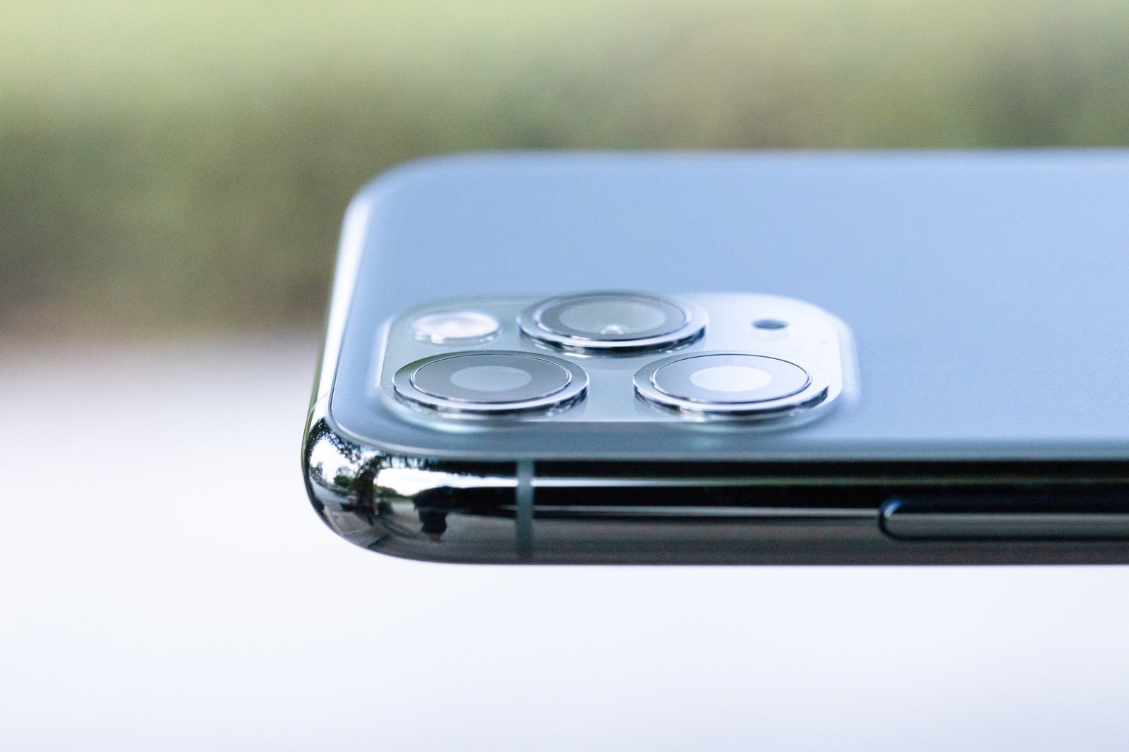 「iPhone 11 Pro の極薄カメラ部分」の写真