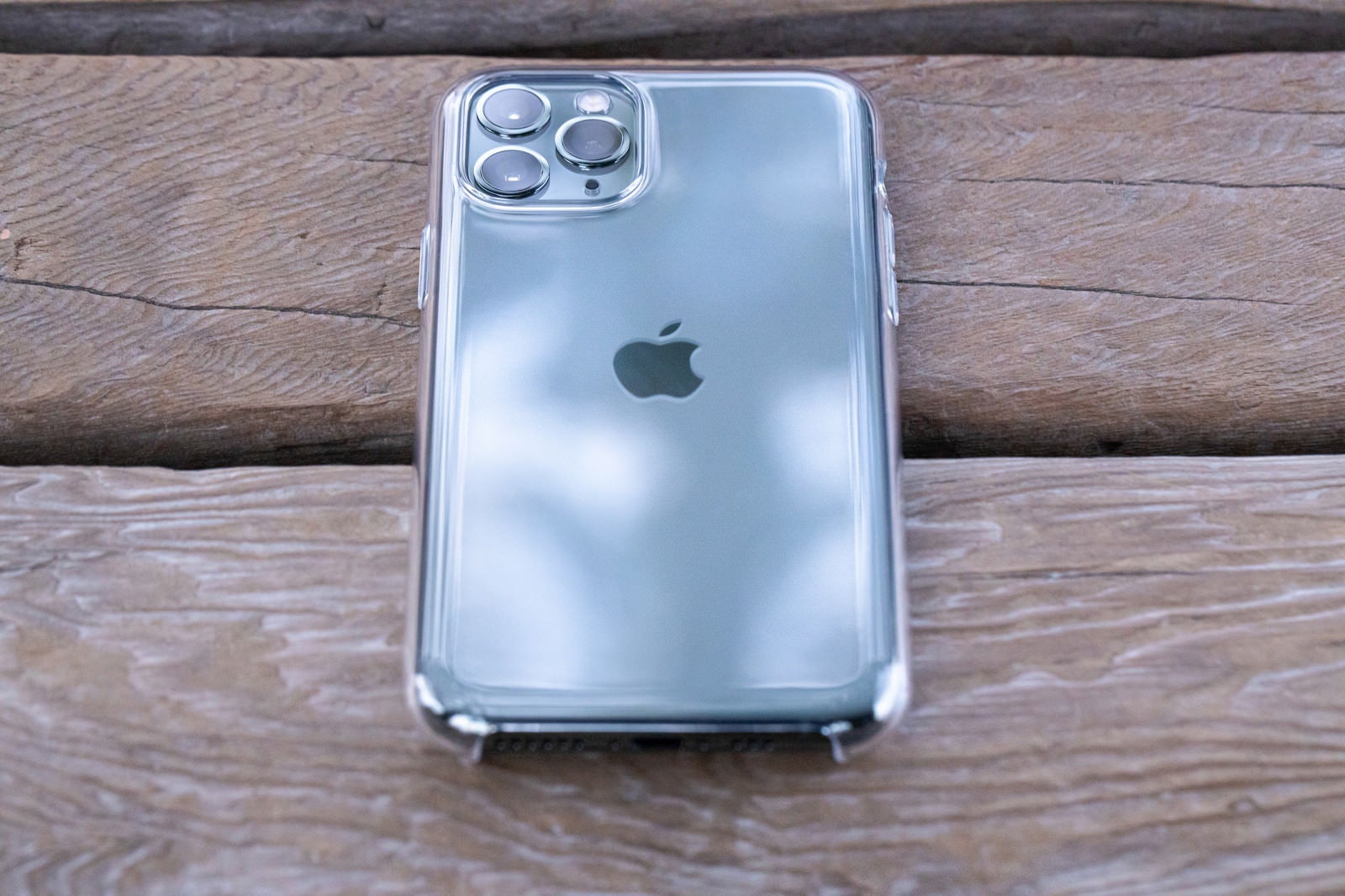 「iPhone 11 Proに純正クリアケースを装着」の写真