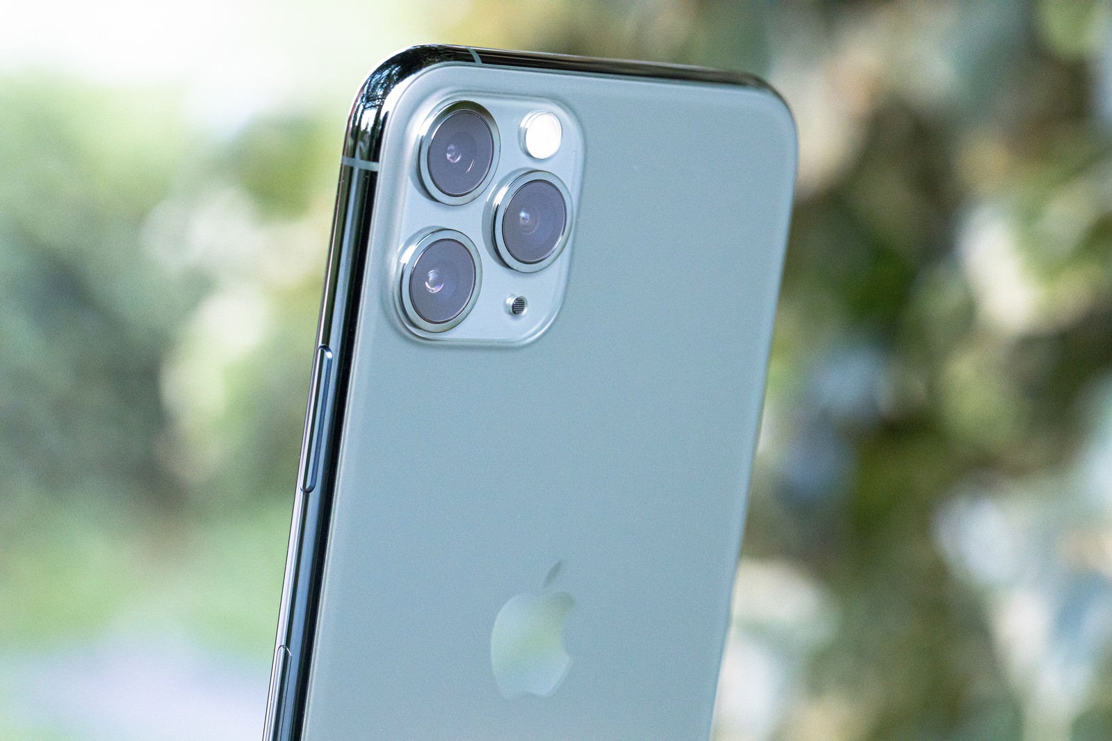 「iPhone 11 Pro（ミッドナイトグリーン）の3眼カメラ」の写真
