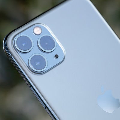 iPhone11 のトリプルカメラ部分の写真
