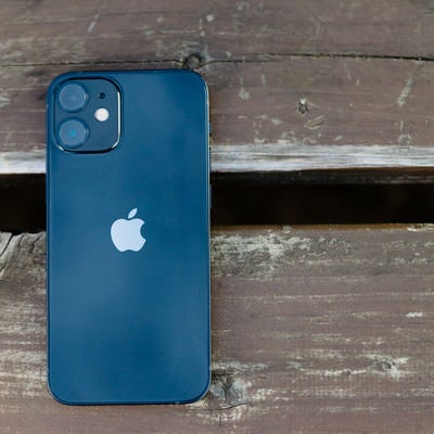 ベンチに置かれた iPhone 12 mini（ブルー）の写真