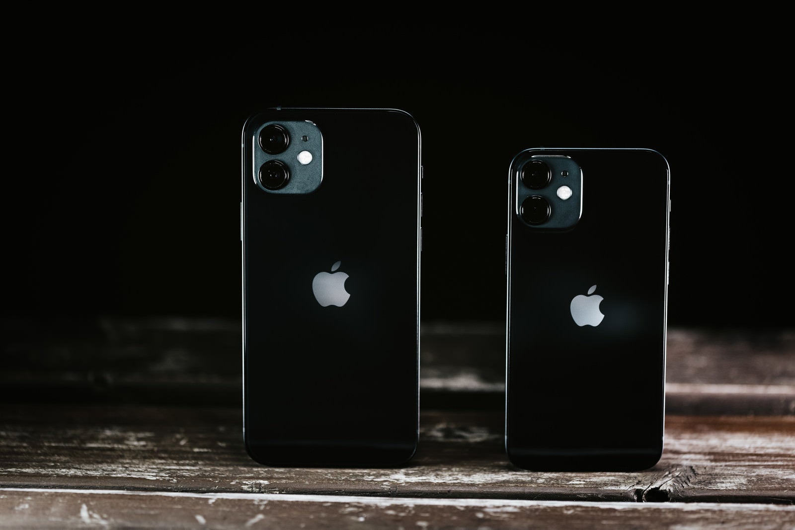 「並べた iPhone 12 と iPhone 12mini 」の写真