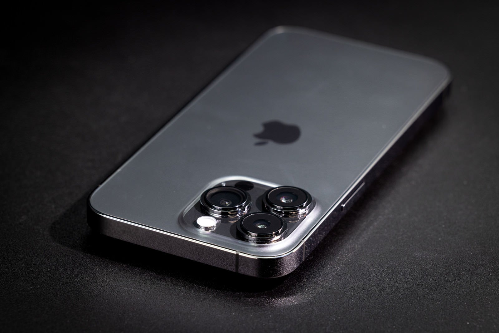 「iPhone 13 Pro のリアカメラ」の写真
