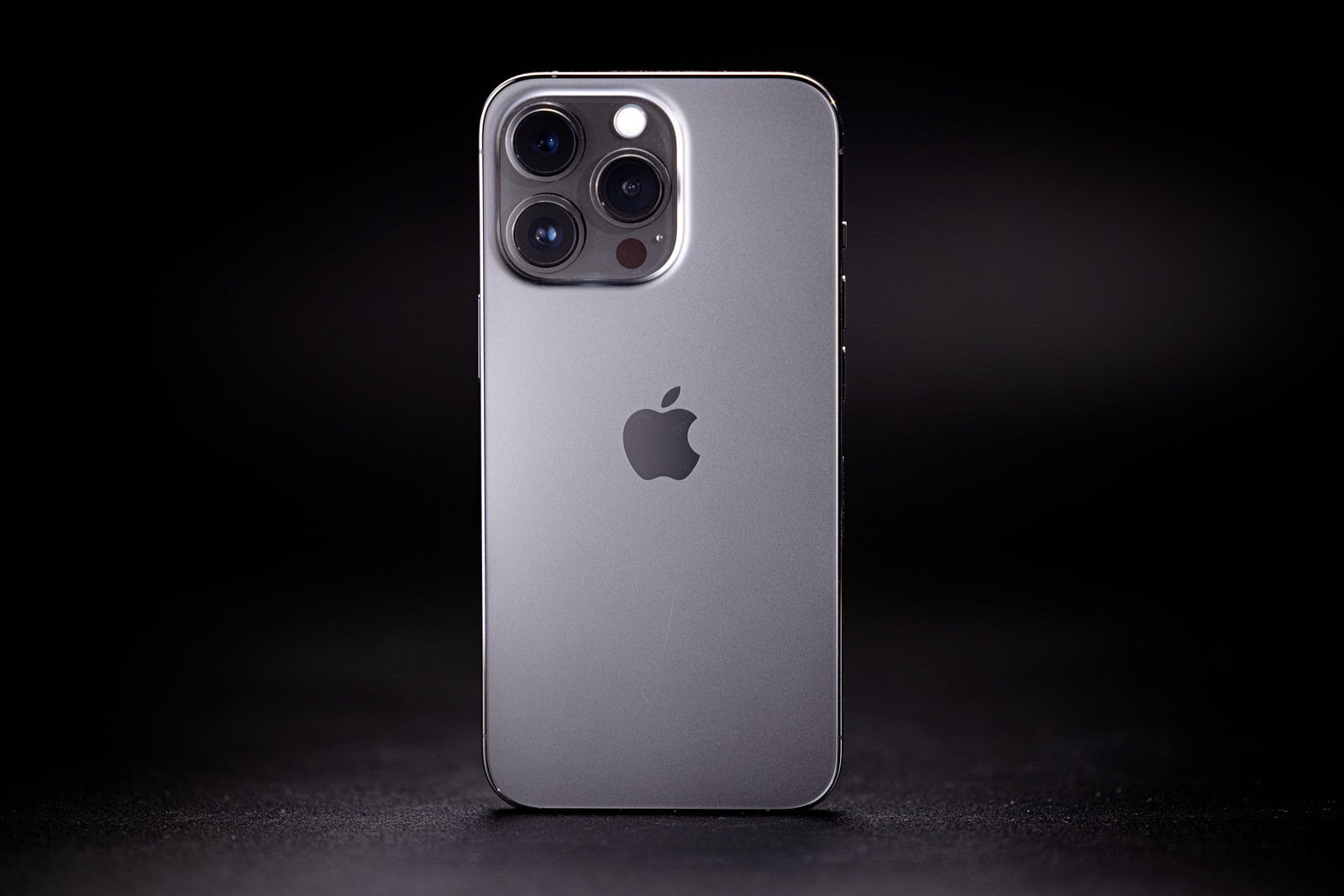 「2021年の新型 iPhone 13 Pro 」の写真