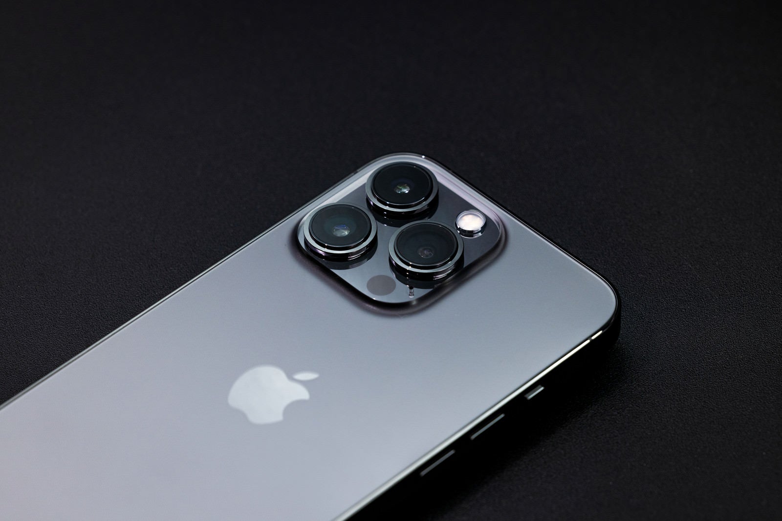 「超広角からマクロまで撮影できる iPhone 13 Pro のカメラ部分」の写真