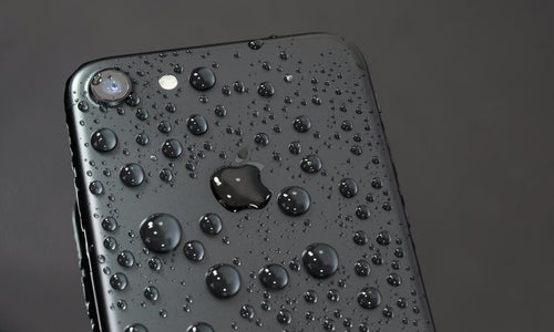 水に濡れても美しいブラック色のスマートフォンの写真