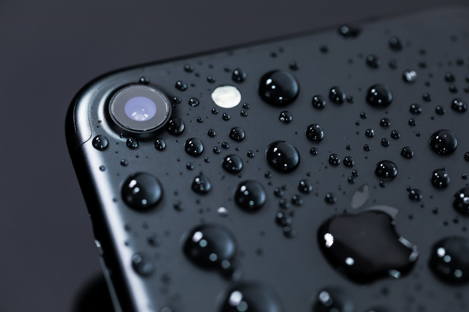 「耐水性能が向上し多少の雨なら物ともしないスマートフォン」の写真