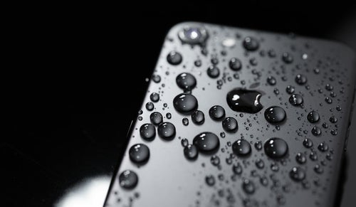 耐水性能が向上し雨の日でも安心な最新スマートフォンの写真