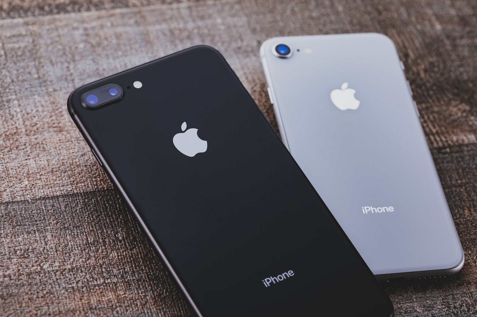 「iPhone 8 Plus と iPhone 8 の外観」の写真