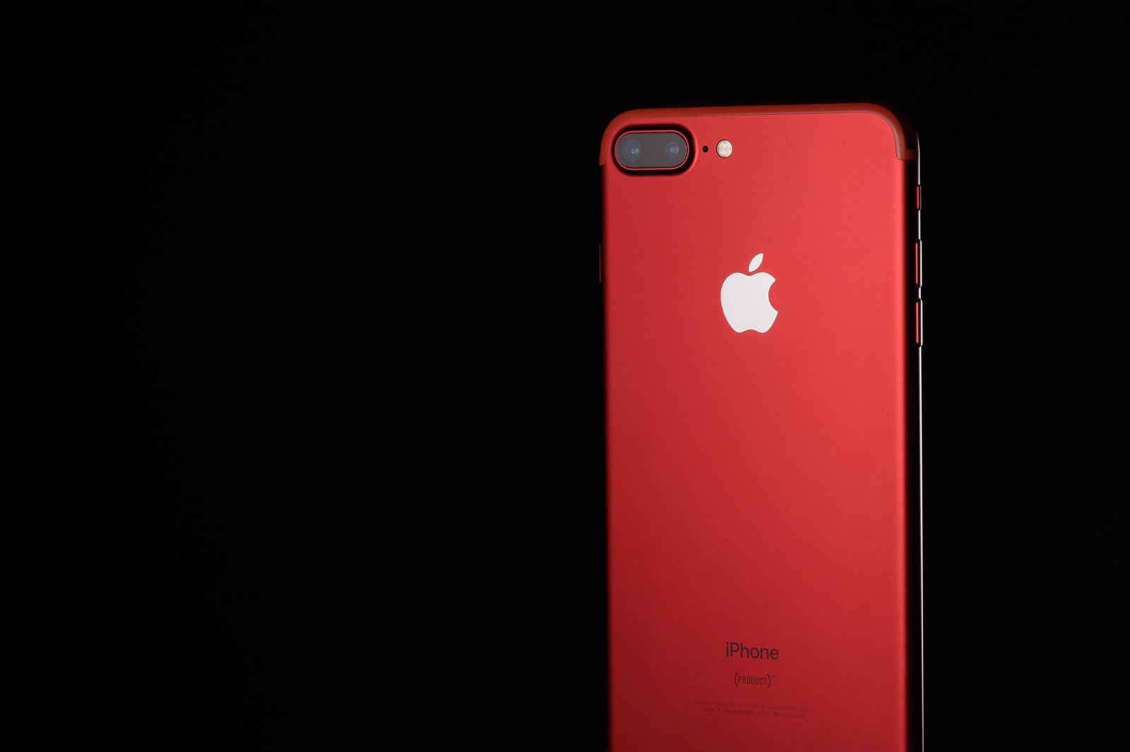 「高級感のある真っ赤なスマートフォン」の写真