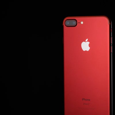 高級感のある真っ赤なスマートフォンの写真