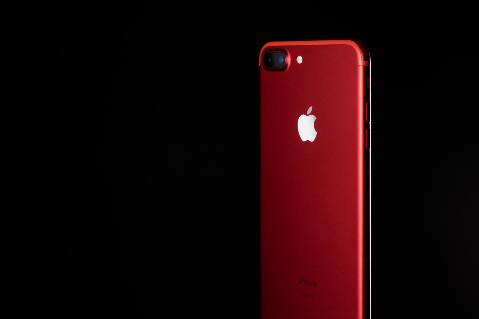 「エイズ対策プログラムの支援で発売された赤いカラーモデルのスマートフォン」の写真