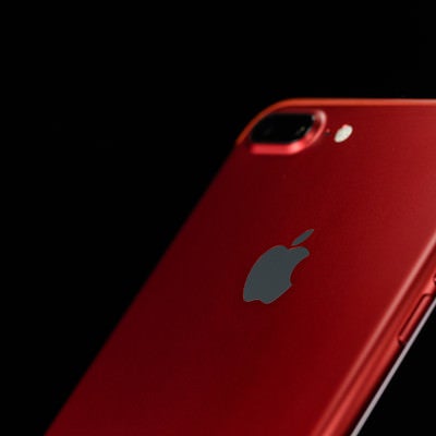 真っ赤なボディのスマートフォンの写真
