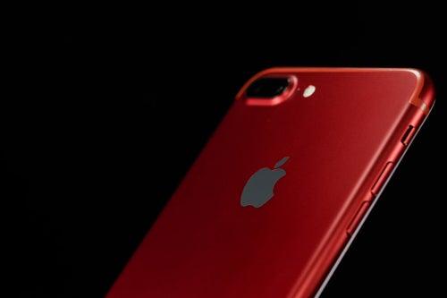 真っ赤なボディのスマートフォンの写真