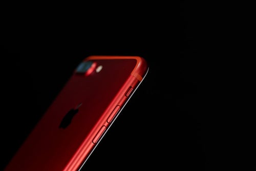 赤いカラーモデルのスマートフォンの写真