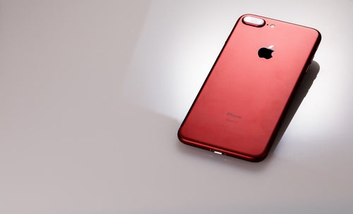 赤いスマートフォンの写真